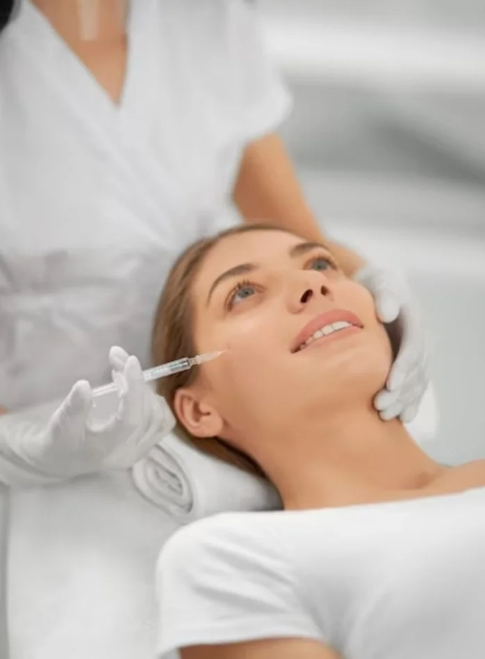 mujer en tratamiento dental con acido hialuronico