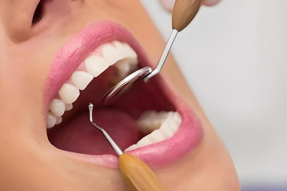 dentista revisando boca paciente mujer